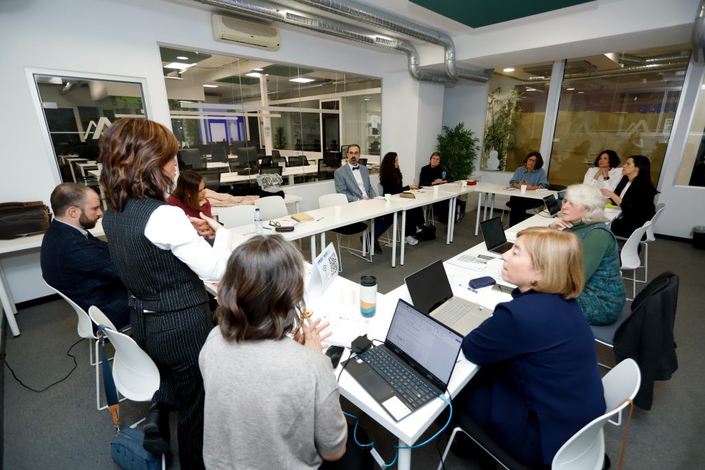 Socios de la asociacion de intérpretes de Madrid reunidos en una Sala de Reuniones de Nomad Coworking