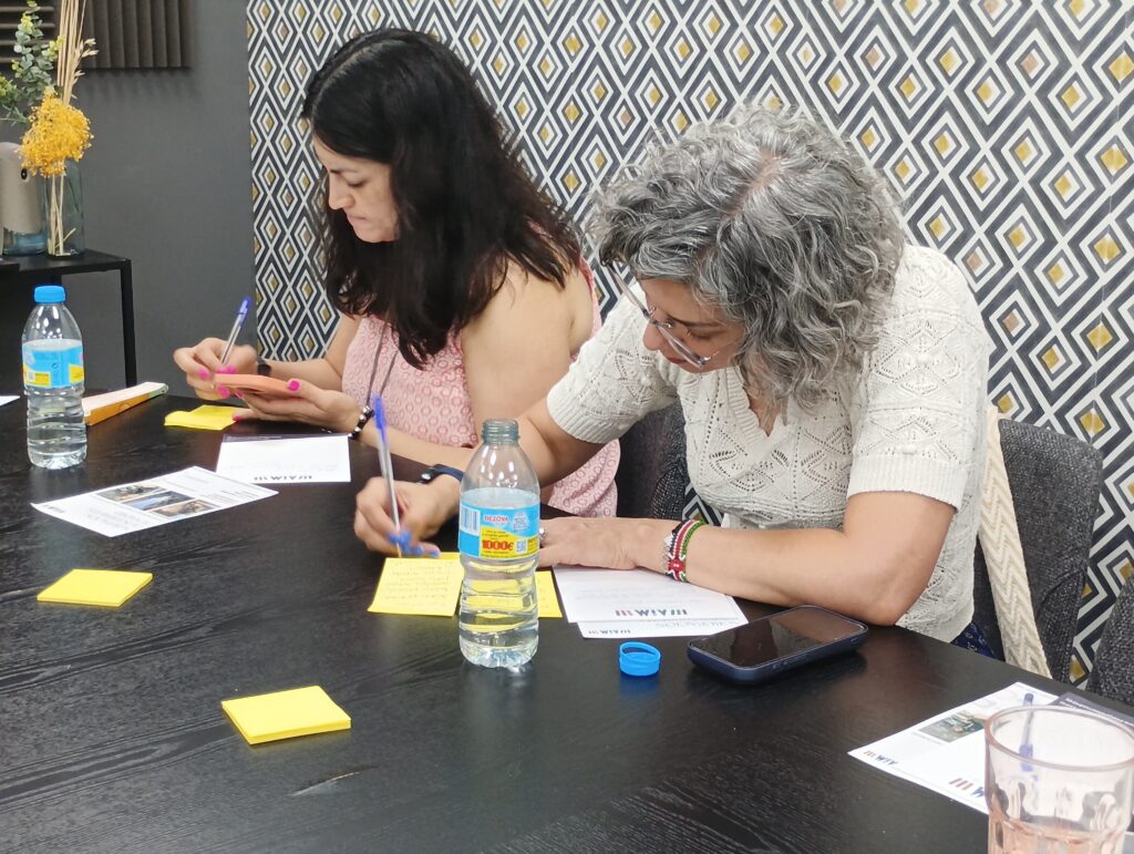 Participantes durante un taller de comunicación consciente en un coworking de Madrid.
